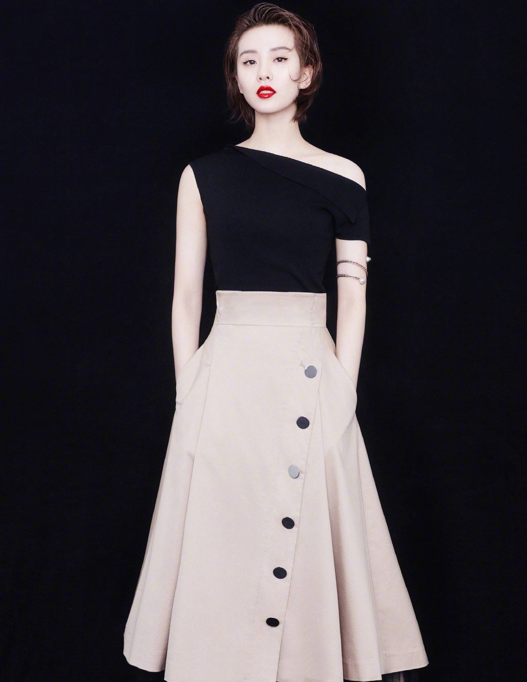 刘诗诗登大刊封面 摩登佳人红唇妩媚香肩迷人