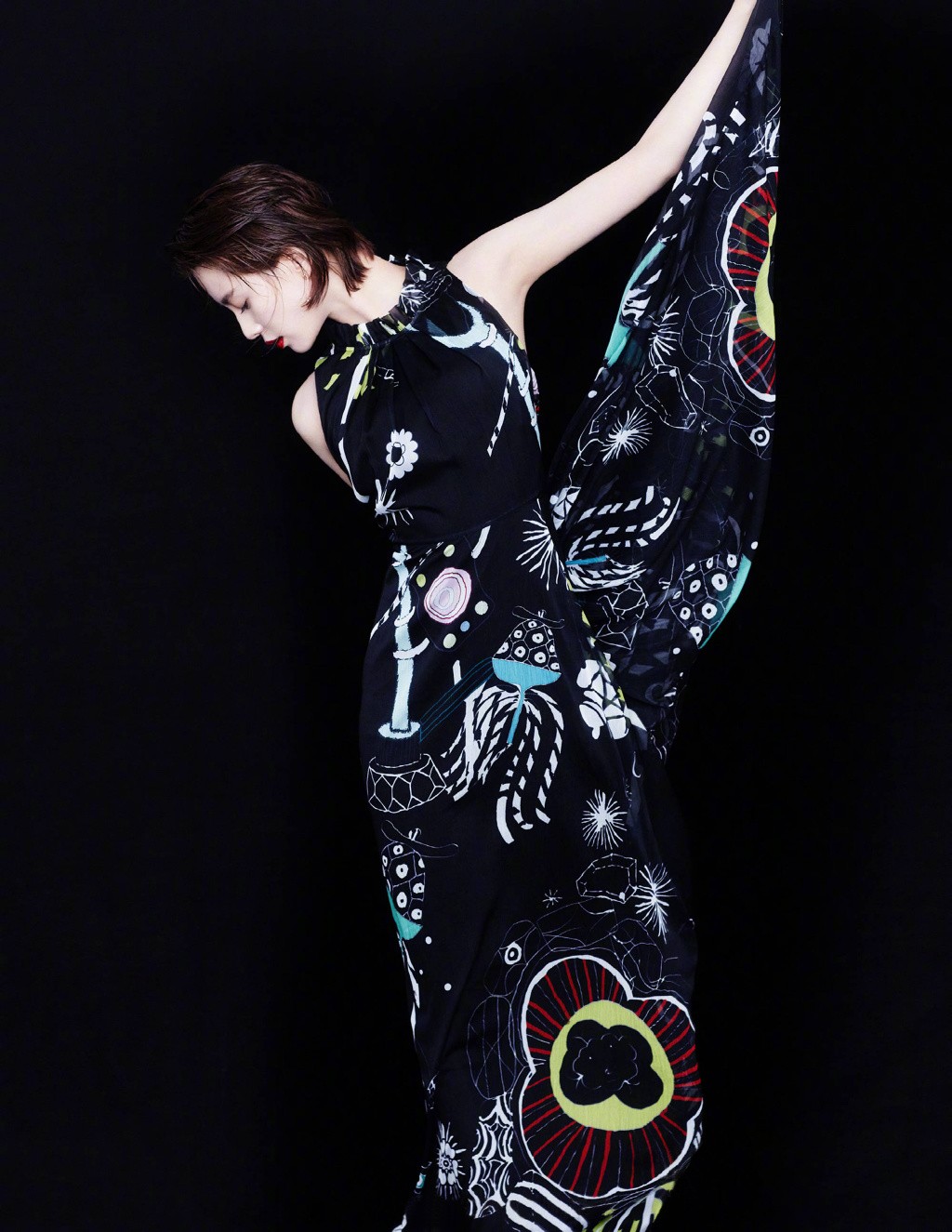 刘诗诗登大刊封面 摩登佳人红唇妩媚香肩迷人