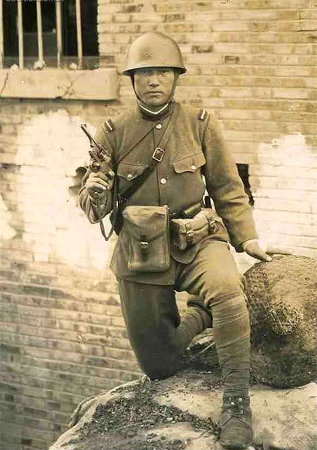 二战时期日本侵华部队单兵老照片 最后一张最可恨