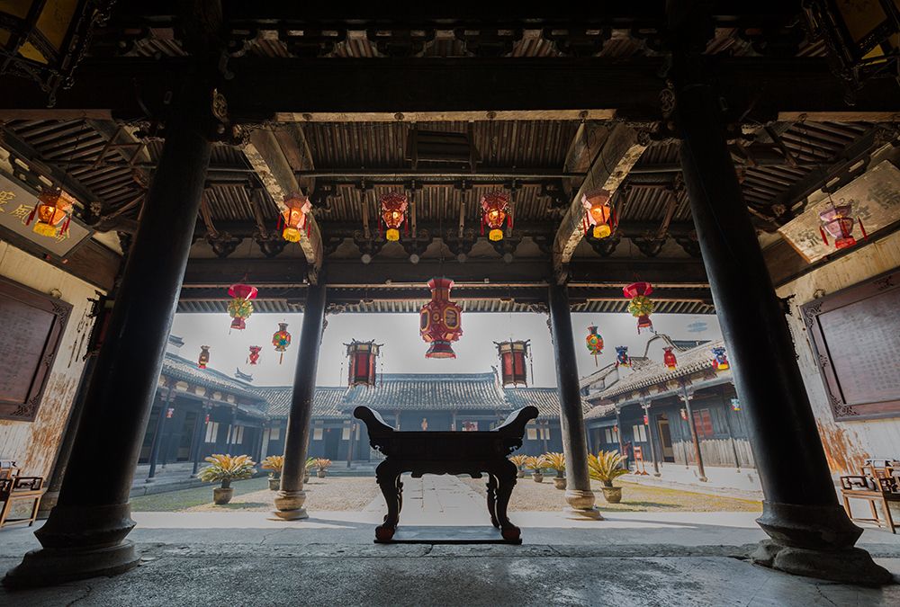 以肃雍堂为轴心,前后九进院落采用前堂后寝的格局.