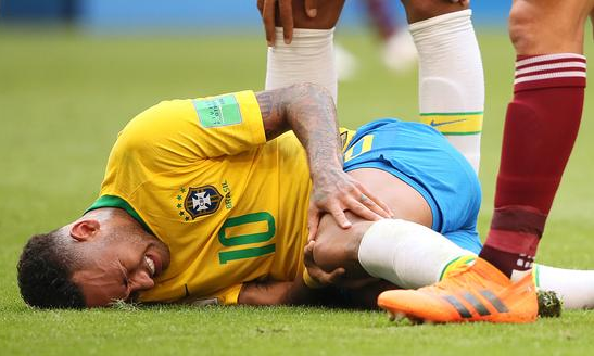 马拉多纳:内马尔被踩让我想哭 但他打滚又让我想笑