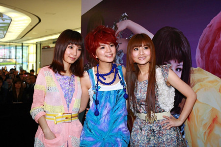 she合体还原经典造型,网友直呼暴露年龄的回忆杀!以为是旧图