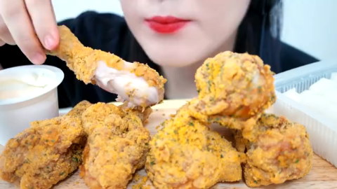 吃货小姐姐 ,吃炸鸡腿, 咬一口超脆 ,恨不得
