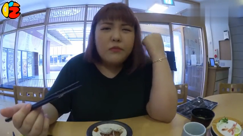 韩国大胃王秀彬胃口依然这么好,日料店吃寿司,一盆接着一盘!