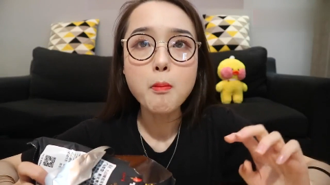 吃货哎哟阿尤挑战一大包网红零食,妹子这吃相,难道都不怕长胖?