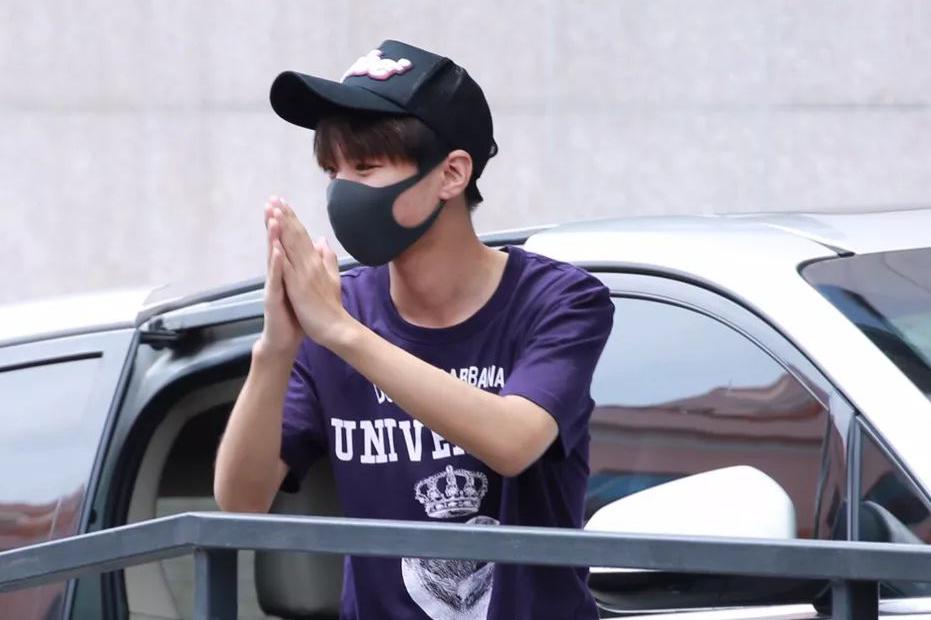 王俊凯为感谢粉丝做出了这个动作,体现了他对粉丝的爱和尊重