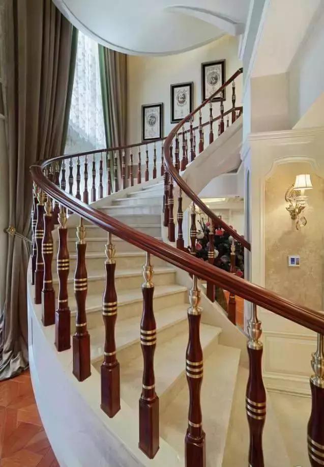 换了八个设计师,终于把690平的别墅装修好了,最满意旋转楼梯了