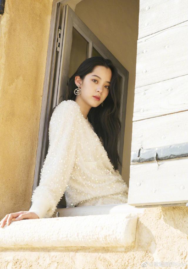 欧阳娜娜越来越会穿了!身穿黑色裤装秒变霸气女王,这气场真强