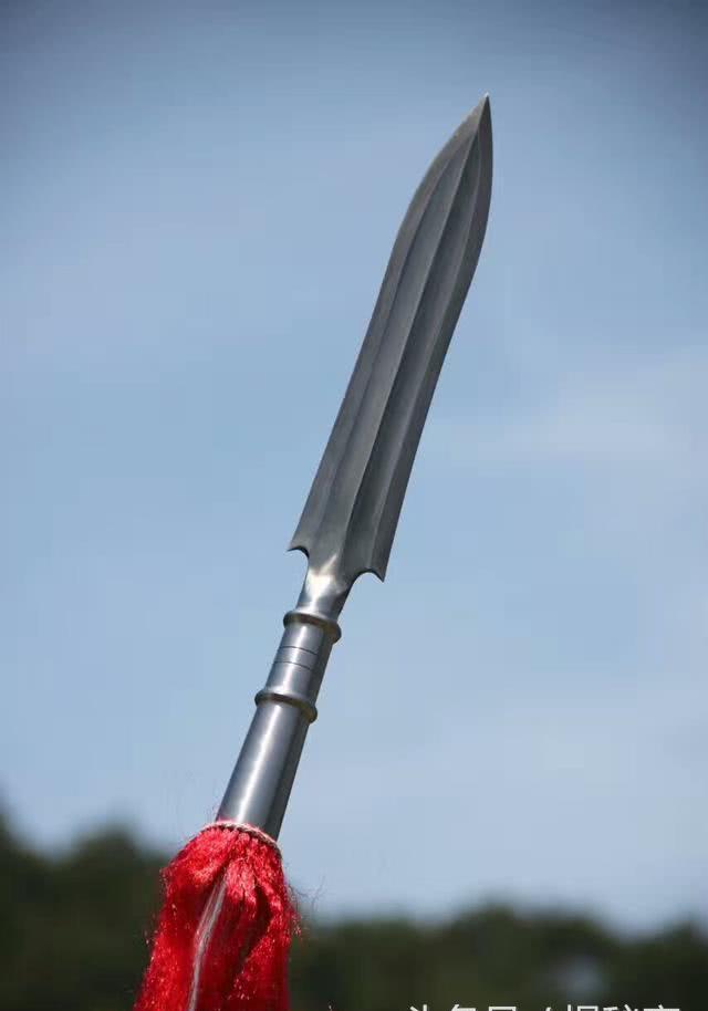 使用者项羽,江湖上独一无二的一杆枪,长一丈三尺七寸三分,重七十三斤