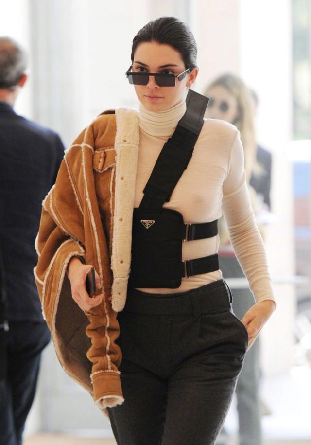 肯豆kendall jenner抵达米兰秀场,穿着麂皮外套,有那么冷吗?