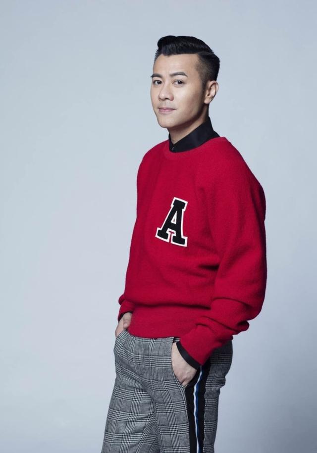 梁汉文酒驾后现身法院门口,表情凝重眼神黯淡显憔悴