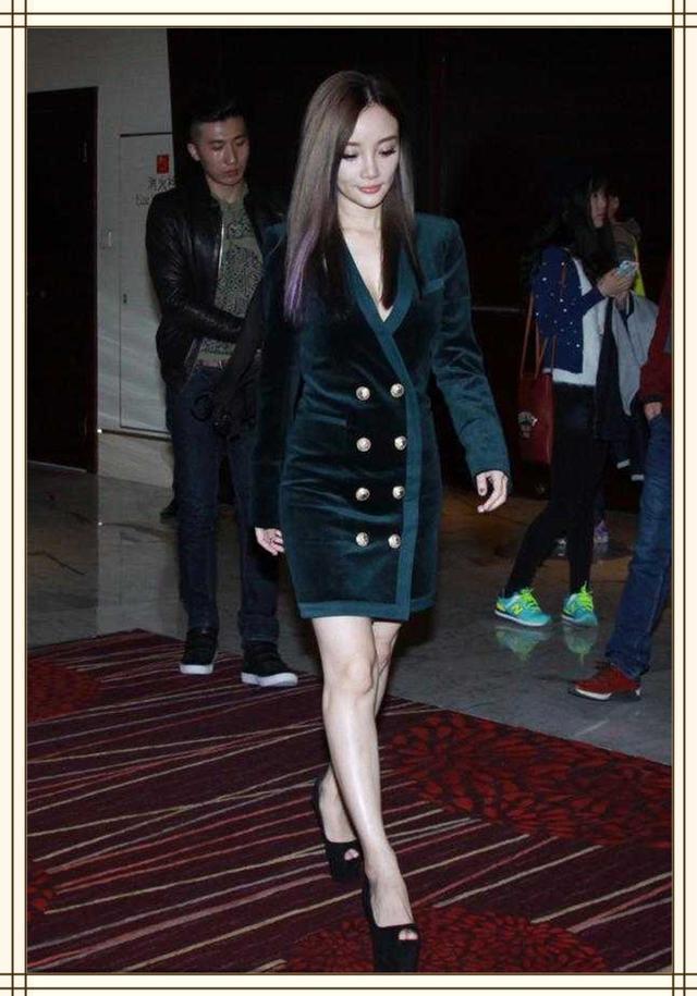 李小璐太疯狂!全身上下就穿一件西装?网友:她有什么不敢穿的?