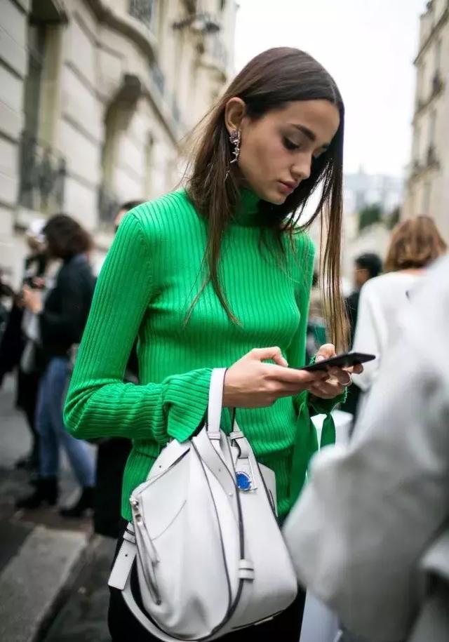 现在流行绚丽的彩色衣服的搭配