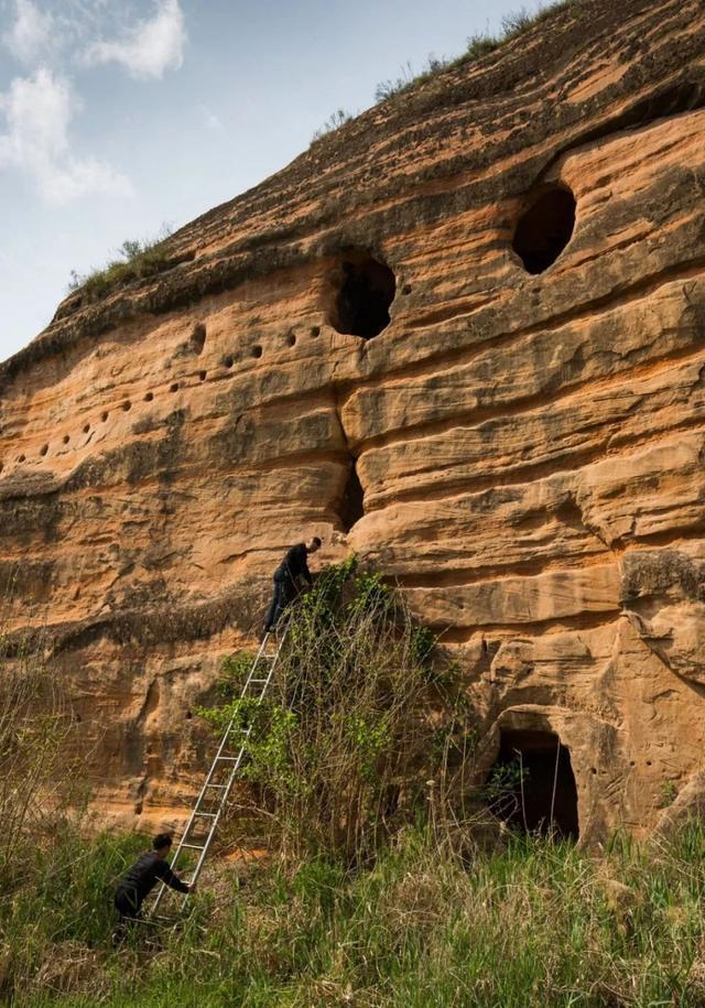 需要借助梯子才能进入的罗汉洞石窟.
