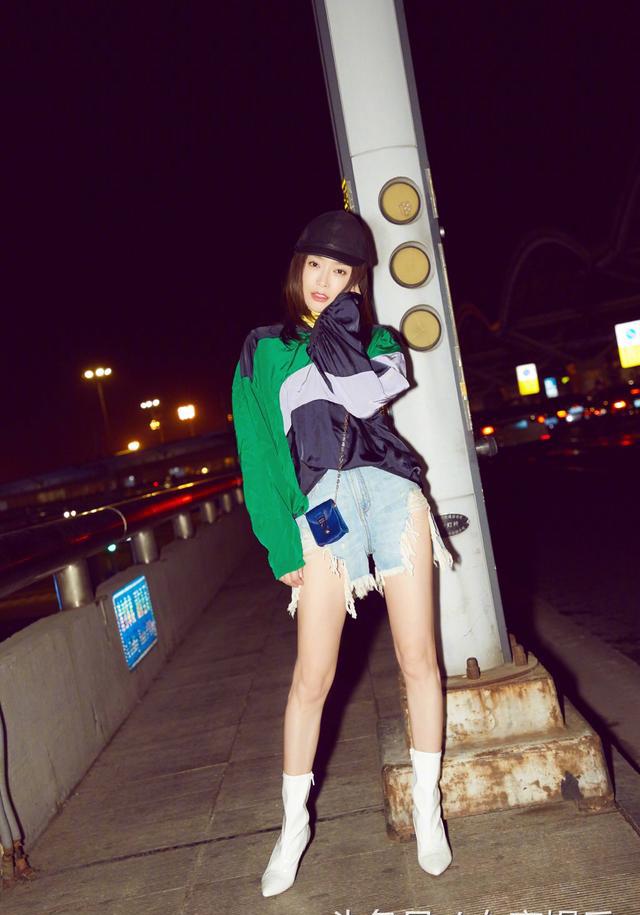 秦岚身穿牛仔短裤个性十足