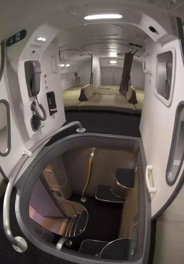 5小时到4.5小时的休息时间,她们睡觉的地方叫crew bunk(空乘卧铺).