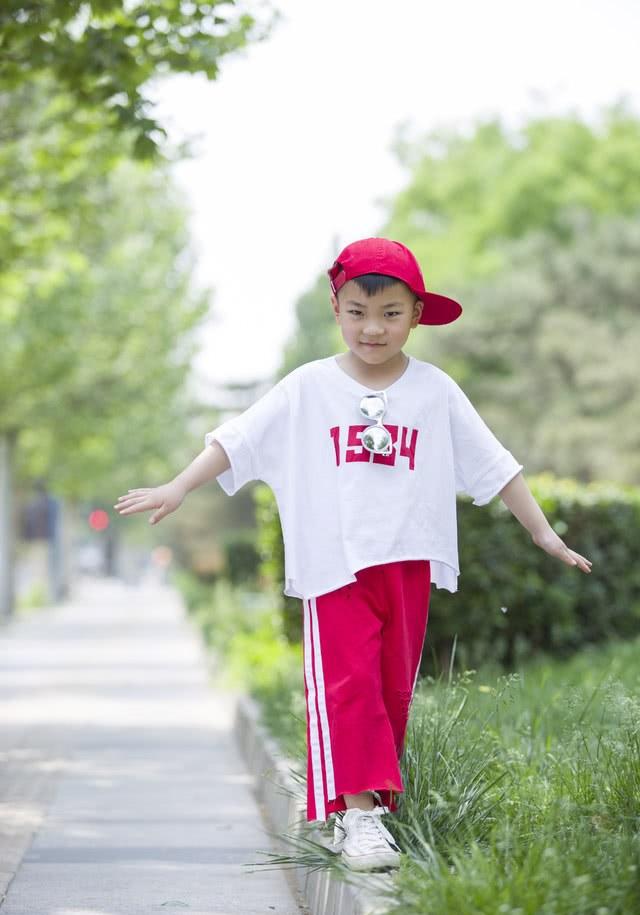 北京七岁男孩高子淇与央视主持人鞠萍共同主持圆梦上海节目