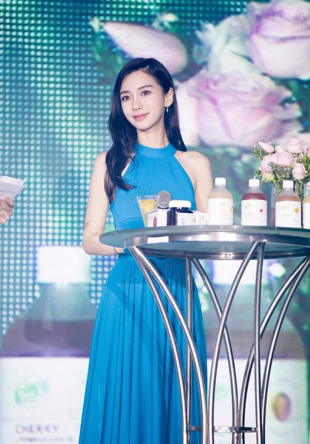 angelababy 出席品牌活动,身穿一袭宝蓝色露背长裙,清爽靓丽