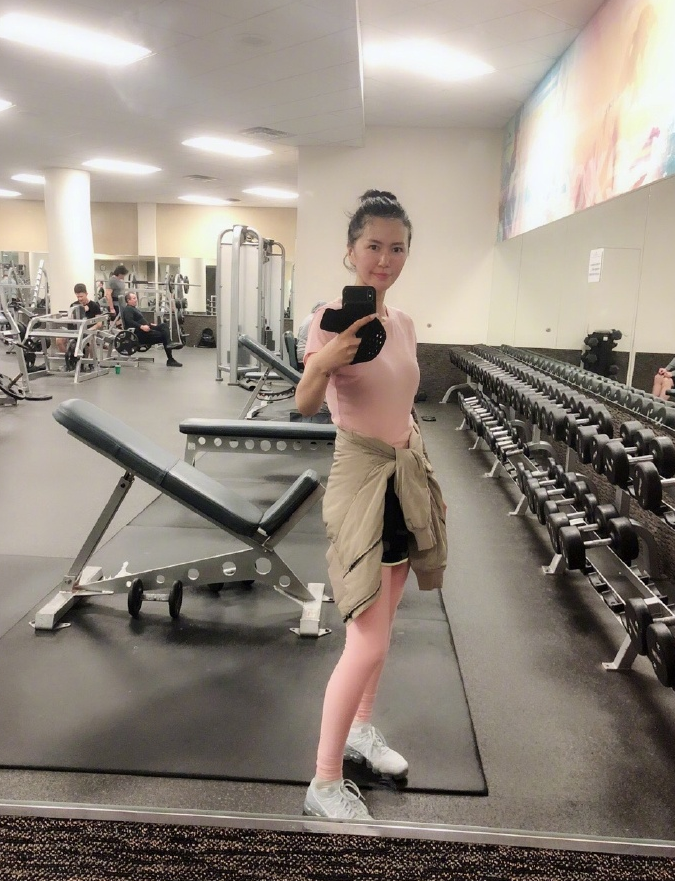 谭维维晒健身房运动美照 小腿纤细自侃就是喜欢少女粉
