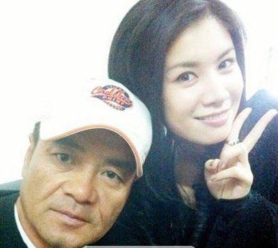 "尤勇现在的老婆沈蓉是中央美院的图片摄影教师,两人十分恩爱.