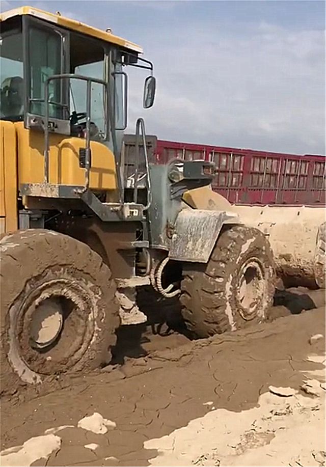 大众cc陷泥地,附近找不到拖车,只能叫这车!网友:比拖车牛