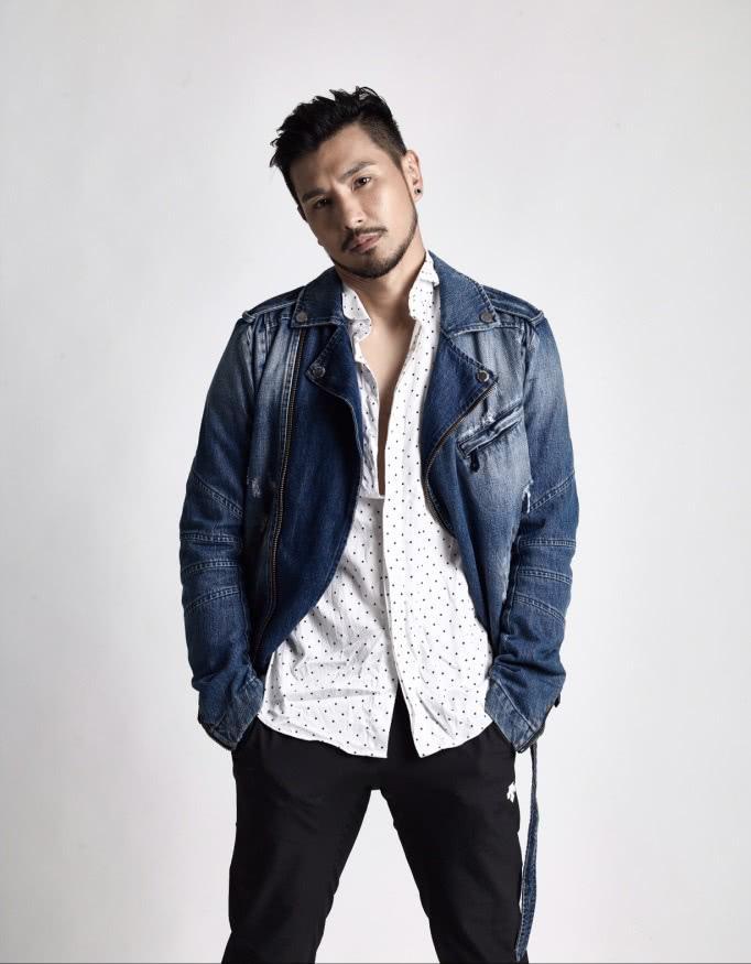 陈展鹏一身黑衣抵达北京,不留胡子更加帅气,与粉丝大方合影