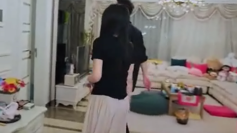 柳岩衣帽间公开，名牌高跟鞋上百双，奢侈程度不输一线女星