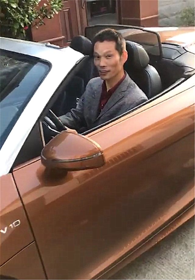 富二代开奥迪r8回乡,舅舅直接上车享受!网友:一看就不会开车