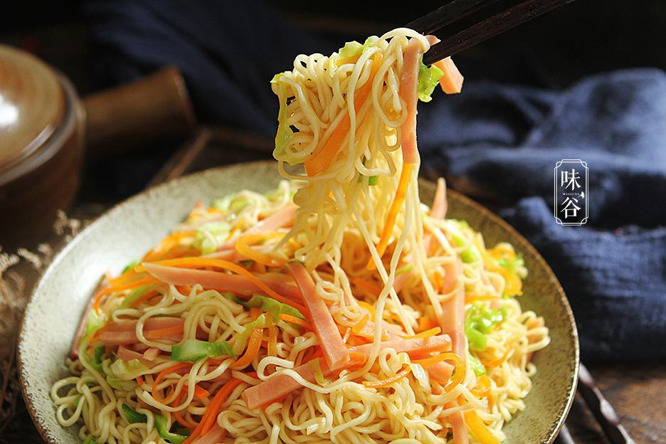 教你在家做家常三丝炒面,简单美味不油腻,早餐晚餐都适合