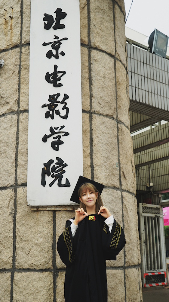 《别碰我心底的小柔软》也已经杀青,剧中辛瑞琪饰演的普通高中女生孙