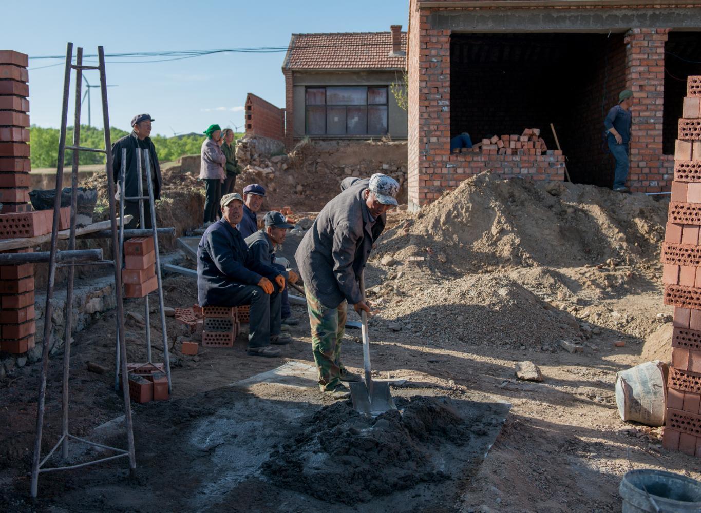 乡村工地上的打工者,六十岁以上的老人是干苦力的主力军