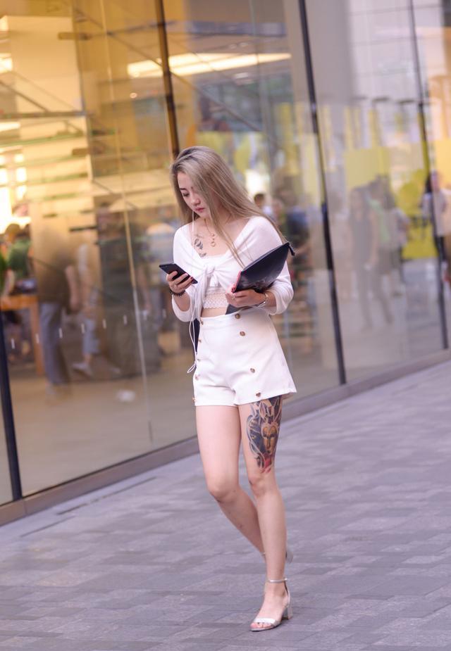 路人街拍, 30岁温香如玉的女人, 大腿上的纹身霸气么?