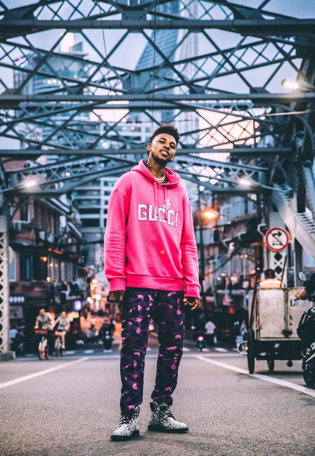 尼克杨晒cba上海队球衣不过这配文有点皮呀