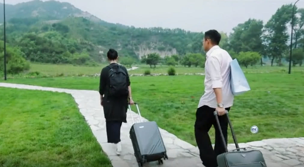 大s痛哭,汪小菲默默安慰,媳妇脚上没有穿好的鞋子成亮点