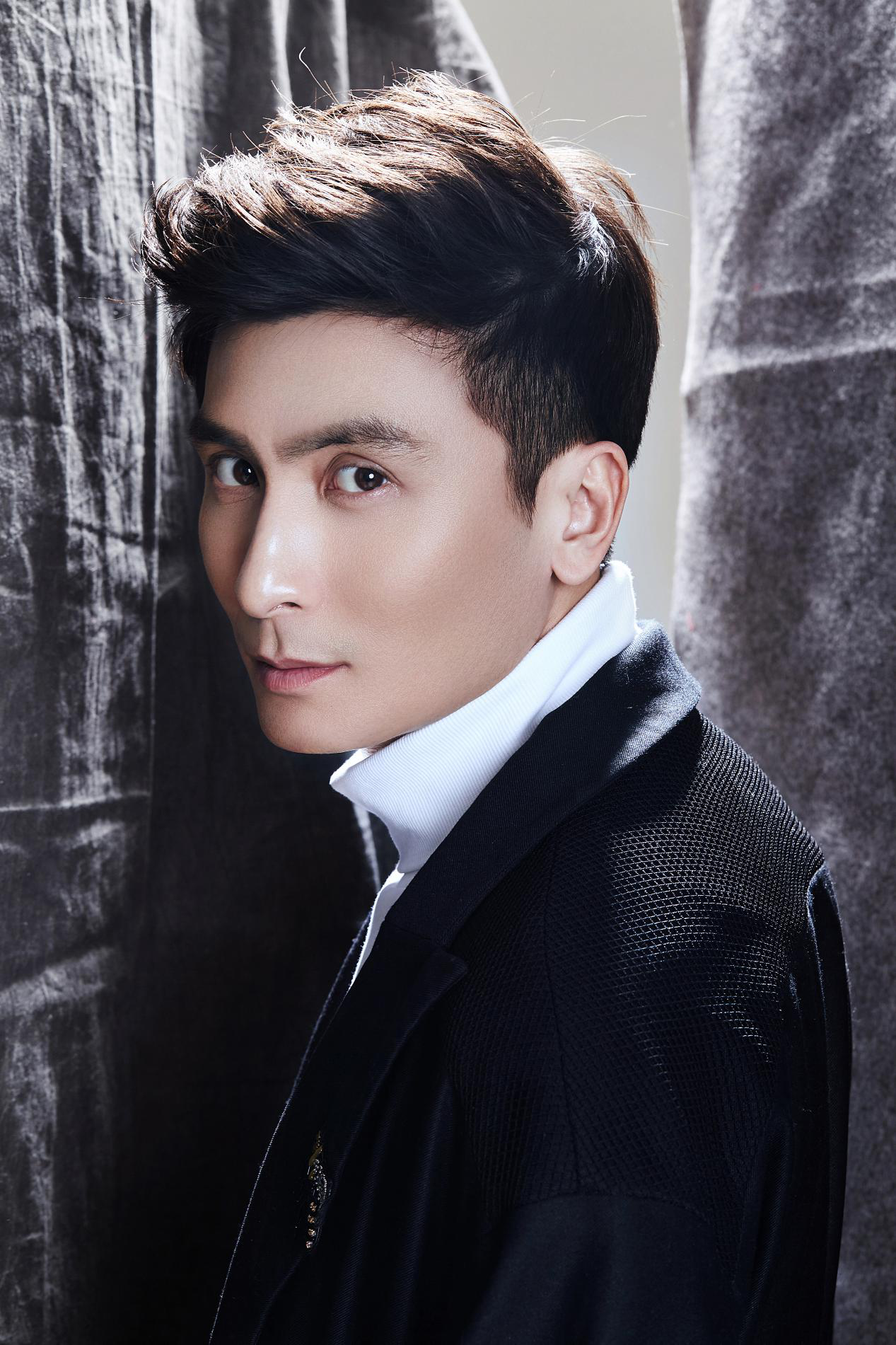 及晓龙时尚大片儿曝光 睿智深眸展熟男魅力