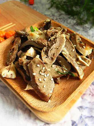 三,凉拌麻辣羊心4.把肉片,香干倒入锅中翻炒;放盐,香葱炒均即可.3.