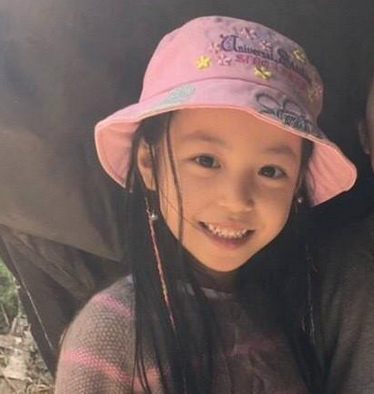 黄新,中国内地女演员赵薇与富商黄有龙的女儿,一直为外界关注,其父亲