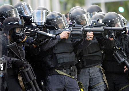 功夫再高也怕菜刀防爆警察的进化