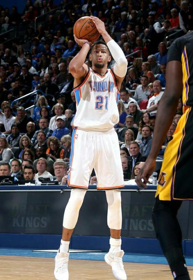 下赛季的罗伯森,只需要加强投篮能力就是雷霆第四巨头了