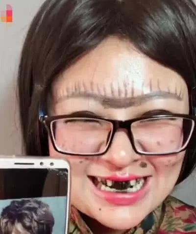 真的是很丑,牙齿还很黑,脸上还有很多的墨水,不能说是丑了,这简直就是