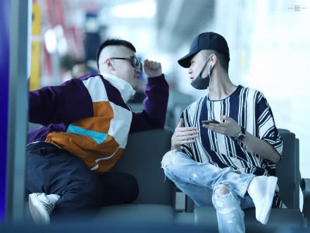 偶遇张云雷等车,助理黑脸怼粉丝,小辩儿一个举