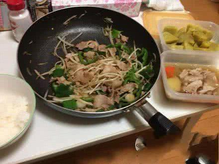 哥们,请原谅我的眼睛,在你的眼镜里我看到不该看的了