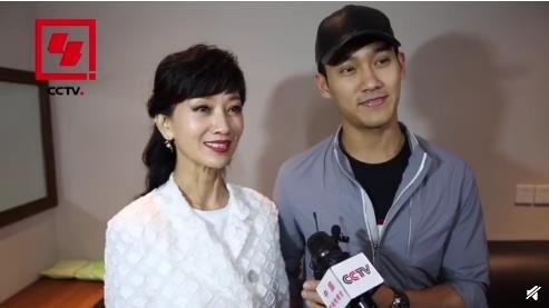 中秋晚会赵雅芝和她儿子同台惊艳了众人,来看看未修图怎么样?