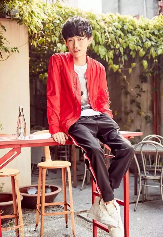 查杰而这位王子殿下,就是小编心目中的男神只要朝你微微一笑,全身