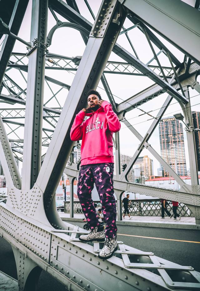 尼克杨晒cba上海队球衣不过这配文有点皮呀