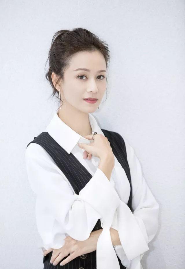 23岁成男生幻想对象却因太美被质疑变性今40岁活得让女人羡慕