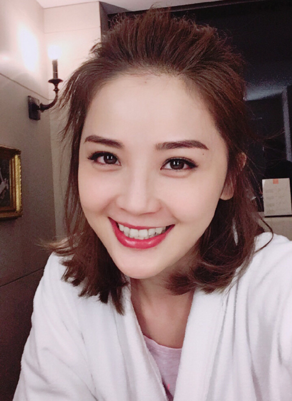 蔡卓妍的自拍卖萌照好美