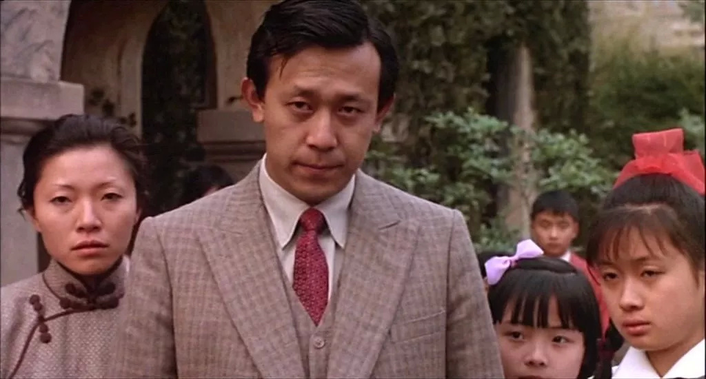 年轻的姜文成功塑造了一个慈爱又无可奈何的父亲