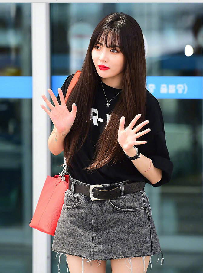 金泫雅身着黑色短袖搭配牛仔裙现身机场 长发飘逸女人味十足