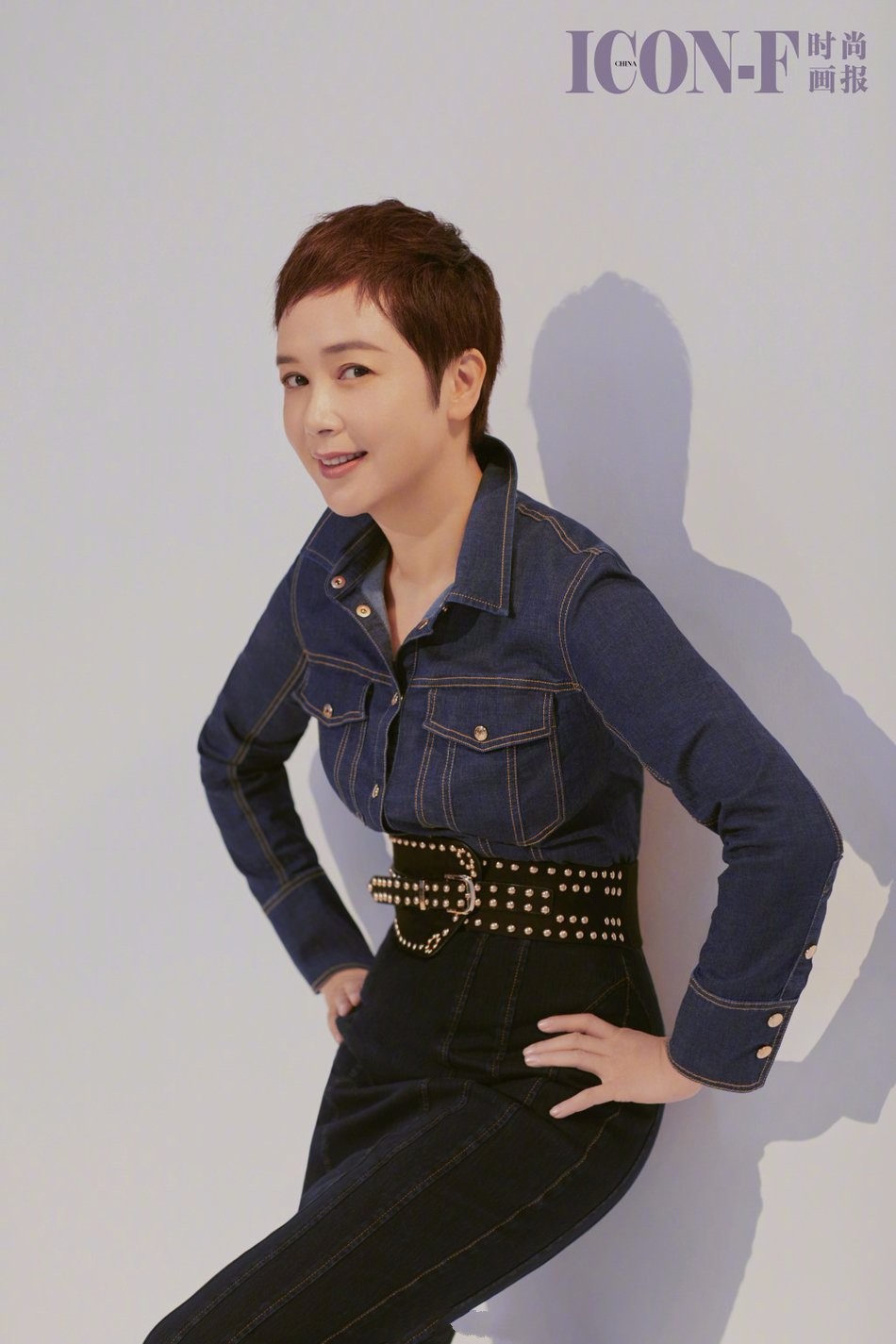 48岁蒋雯丽优雅登封面身穿高衩裙大秀美腿事业线优雅性感